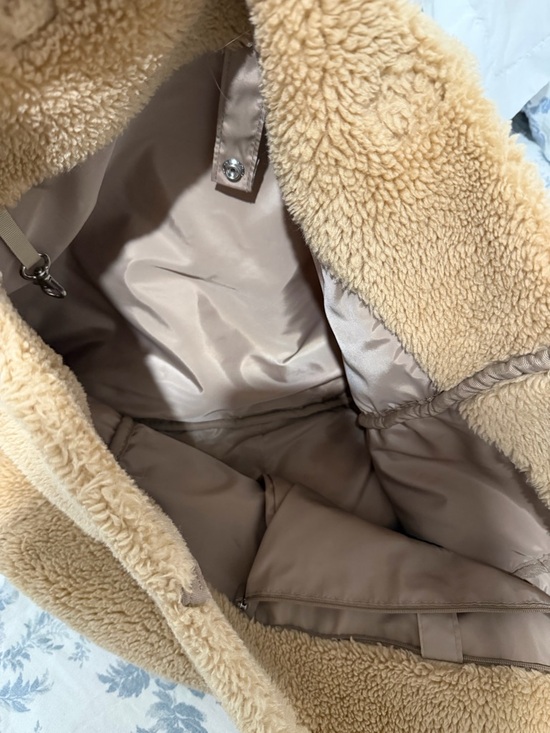 ALO Yoga Teddy Sherpa Tote Bag Beige Plush Shearling Oversized Cozy Carryall - Picture 6 of 6